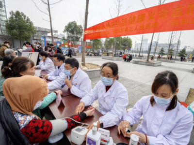 銀發(fā)先鋒進(jìn)社區(qū) 義診服務(wù)送健康