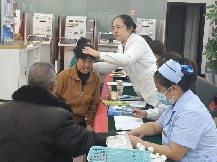 工行安順分行攜手平壩區(qū)三〇三醫(yī)院開展愛心義診與健康咨詢活動(dòng)